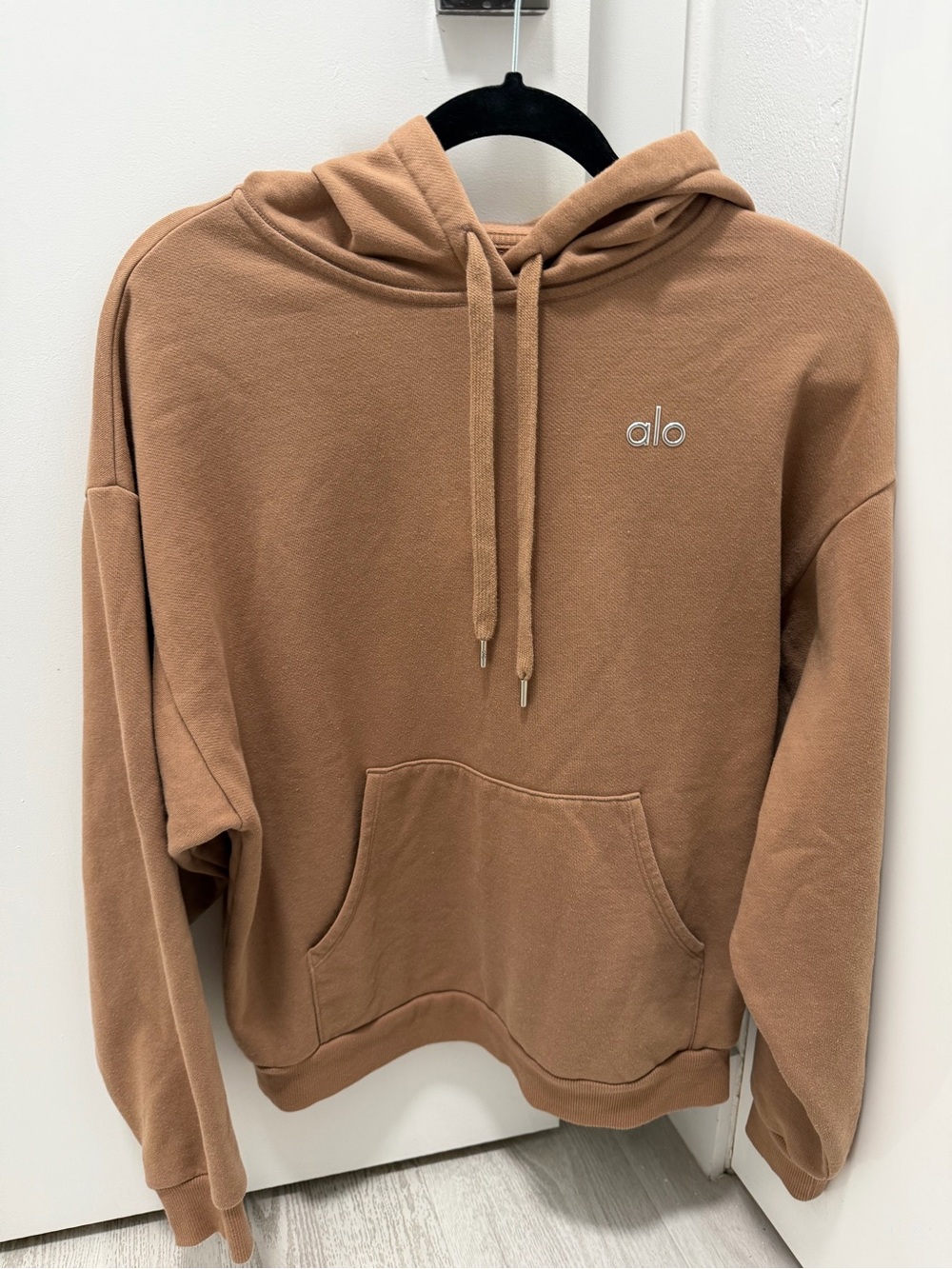 ALO Yoga Camel Brown Pullover Hoodie Embroidered Logo Excellent Condition